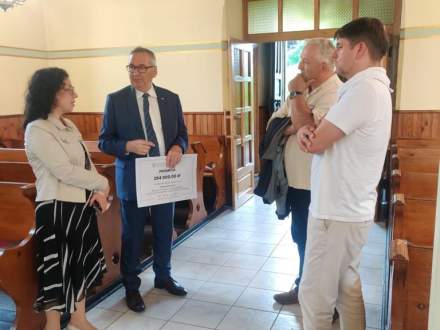 Gmina Strumień z dofinansowaniem- promesa dla Kościoła Ewangelicko-Augsburskiego w Pruchnej