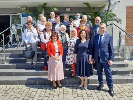 Członkowie Klubu Seniora z siedzibą w Bąkowie - zdjęcie grupowe