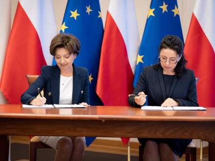 Podpisanie umowy Minister Marlena Maląg i Burmistrz Strumienia Anna Grygierek