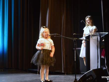 Występy dzieci podczas jubileuszu 40-lecia Przedszkola Publicznego w Strumieniu