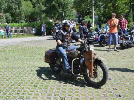 zabytkowe motocykle w parku
