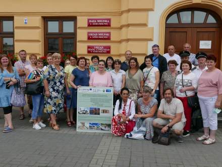Wizyta przedstawicieli Gminy Rabča - zdjęcie grupowe przed ratuszem w Strumieniu