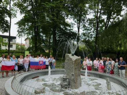 Wizyta przedstawicieli Gminy Rabča - Park Miejski w Strumieniu - fontanna solankowa