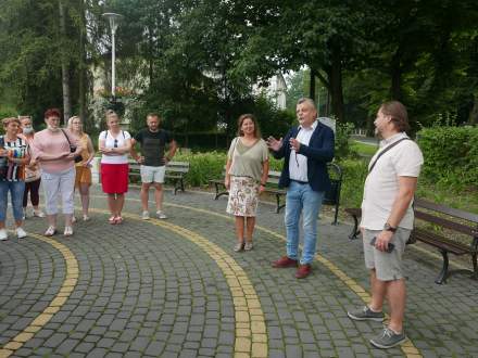 Wizyta przedstawicieli Gminy Rabča - spotkanie z sołtysem Zbigniewm Podymą  na skwerze w Drogomyślu