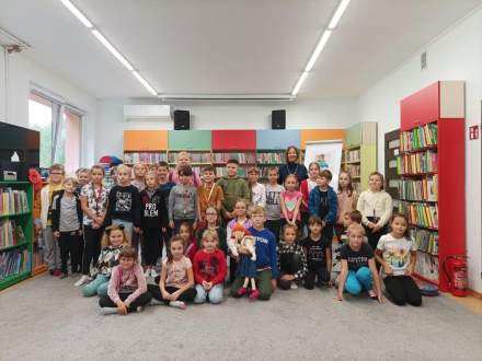 Spotkanie autorskie dla dzieci z  Elizą Piotrowską - zdjęcie grupowe
