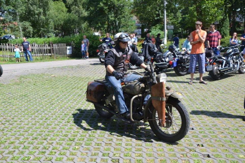 zabytkowe motocykle w parku