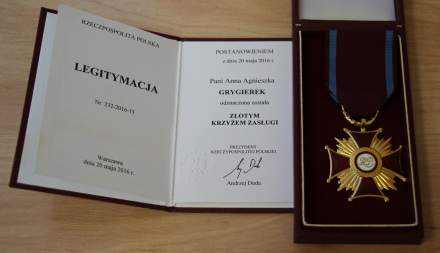 Złoty Krzyż Zasługi przyznany przez Prezydenta RP Burmistrz Strumienia Annie Grygierek