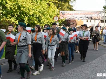 Pochód pod tablicę pamiątkową zamieszczoną na budynku bylej siedziby Głównego Dowództwa Polskiej Organizacji Wojskowej Górnego Śląska