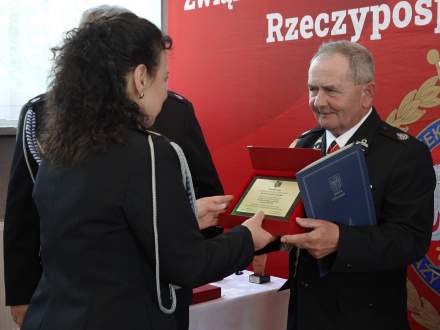 Burmistrz Strumienia Anna Grygierek dziękuje dotychczasowemu Komendantowi Miejsko-Gminnemu Ireneuszowi Nowakowi