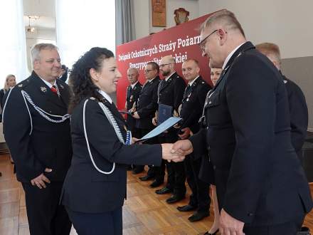 Składanie podziękowań druhom, którzy zakończyli pełnienie dotychczasowych funkcji w jednostkach oraz w strukturach miejsko-gminnych związku