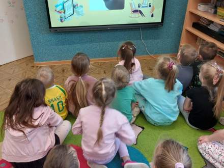 Interaktywny monitor zakupiony w ramach projektu "Cyfrowi Eksperci" - zajęcia w przedszkolu z wykorzystaniem nowego sprzętu