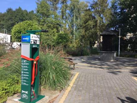 W Drogomyślu przy Przyjaznym Skwerze stanęła stacja naprawy rowerów