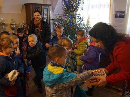 Z życzeniami przybyły przedszkolaki