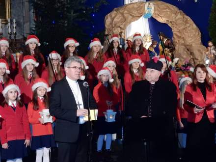 Ekumeniczne kolędowanie rozpoczęli modlitwą biskup diecezji katowickiej dr Marian Niemiec oraz ks. prał Oskar Kuśka proboszcz parafii św. Barbary w Strumieniu, dziekan dekanatu strumieńskiego