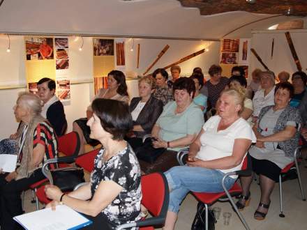 Wieczór poetycki z okazji Dnia Matki w Galerii Pod Ratuszem