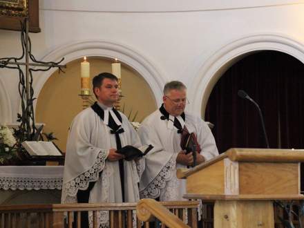 Uroczystość odsłonięcia tablicy upamiętniającej rodziny żydowskie zamieszkujące na terenie parafii do 1939 roku