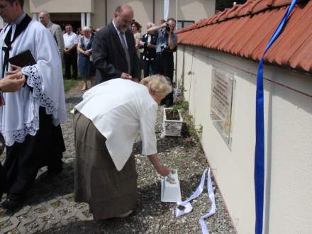 Uroczystość odsłonięcia tablicy upamiętniającej rodziny żydowskie zamieszkujące na terenie parafii do 1939 roku
