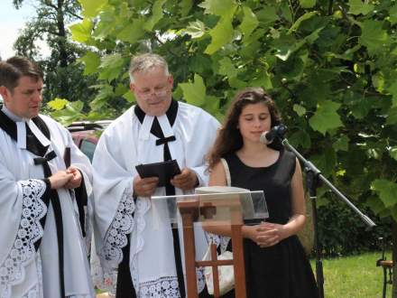 Uroczystość odsłonięcia tablicy upamiętniającej rodziny żydowskie zamieszkujące na terenie parafii do 1939 roku