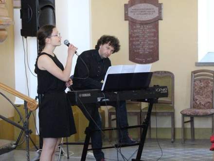 Uroczystość odsłonięcia tablicy upamiętniającej rodziny żydowskie zamieszkujące na terenie parafii do 1939 roku