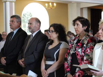 Uroczystość odsłonięcia tablicy upamiętniającej rodziny żydowskie zamieszkujące na terenie parafii do 1939 roku