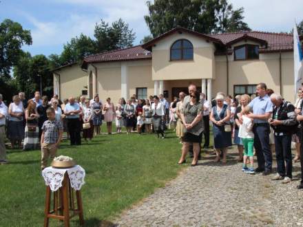 Uroczystość odsłonięcia tablicy upamiętniającej rodziny żydowskie zamieszkujące na terenie parafii do 1939 roku