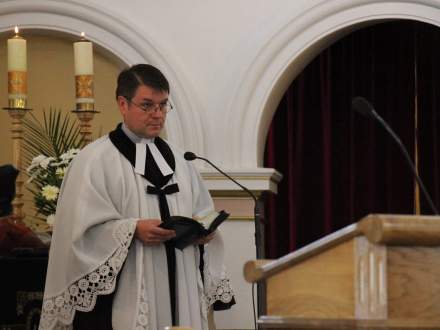 Uroczystość odsłonięcia tablicy upamiętniającej rodziny żydowskie zamieszkujące na terenie parafii do 1939 roku