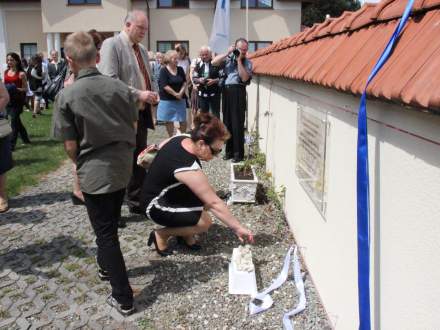 Uroczystość odsłonięcia tablicy upamiętniającej rodziny żydowskie zamieszkujące na terenie parafii do 1939 roku