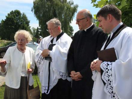 Uroczystość odsłonięcia tablicy upamiętniającej rodziny żydowskie zamieszkujące na terenie parafii do 1939 roku