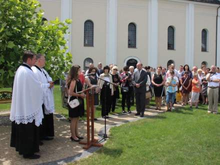 Uroczystość odsłonięcia tablicy upamiętniającej rodziny żydowskie zamieszkujące na terenie parafii do 1939 roku