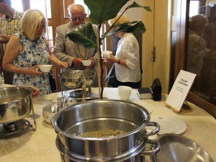 Uroczystość odsłonięcia tablicy upamiętniającej rodziny żydowskie zamieszkujące na terenie parafii do 1939 roku