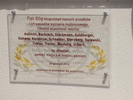 Uroczystość odsłonięcia tablicy upamiętniającej rodziny żydowskie zamieszkujące na terenie parafii do 1939 roku