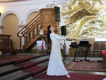 Uroczystość odsłonięcia tablicy upamiętniającej rodziny żydowskie zamieszkujące na terenie parafii do 1939 roku