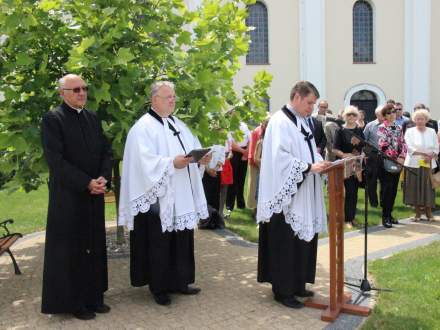 Uroczystość odsłonięcia tablicy upamiętniającej rodziny żydowskie zamieszkujące na terenie parafii do 1939 roku