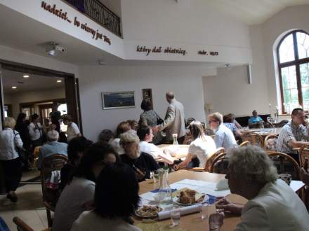 Uroczystość odsłonięcia tablicy upamiętniającej rodziny żydowskie zamieszkujące na terenie parafii do 1939 roku