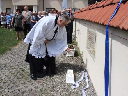 Uroczystość odsłonięcia tablicy upamiętniającej rodziny żydowskie zamieszkujące na terenie parafii do 1939 roku