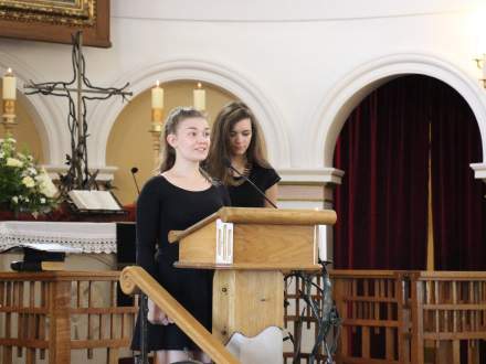 Uroczystość odsłonięcia tablicy upamiętniającej rodziny żydowskie zamieszkujące na terenie parafii do 1939 roku