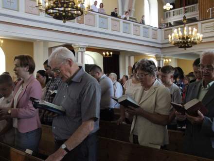 Uroczystość odsłonięcia tablicy upamiętniającej rodziny żydowskie zamieszkujące na terenie parafii do 1939 roku