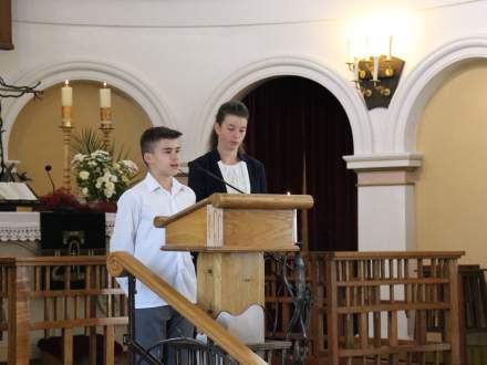 Uroczystość odsłonięcia tablicy upamiętniającej rodziny żydowskie zamieszkujące na terenie parafii do 1939 roku