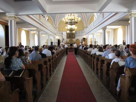 Uroczystość odsłonięcia tablicy upamiętniającej rodziny żydowskie zamieszkujące na terenie parafii do 1939 roku