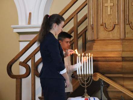 Uroczystość odsłonięcia tablicy upamiętniającej rodziny żydowskie zamieszkujące na terenie parafii do 1939 roku