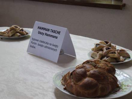 Uroczystość odsłonięcia tablicy upamiętniającej rodziny żydowskie zamieszkujące na terenie parafii do 1939 roku