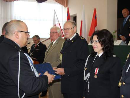 Podziękowania od strażaków przyjęła z rąk prezesa Rafała Glajcara Burmistrz Anna Grygierek