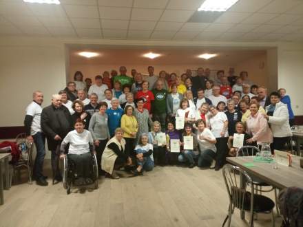 Zdjęcie grupowe - II Regionalny Turniej Gier i Rozrywek Umysłowych Seniorów Brenna 2024