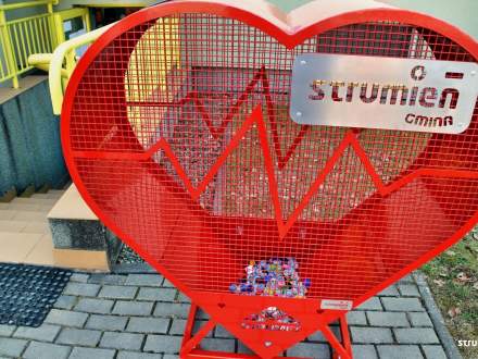 Serce na nakrętki w Zbytkowie przy przedszkolu