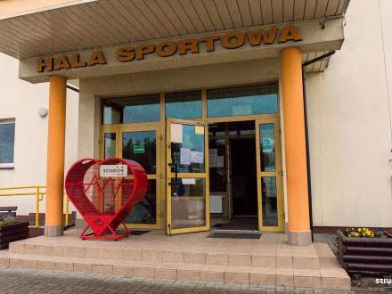 Serce na nakrętki w Strumieniu przy Hali Sportowej