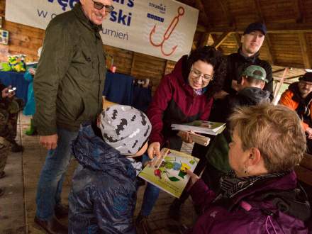 Burmistrz Strumienia rozdaje pamiątkowe upominki