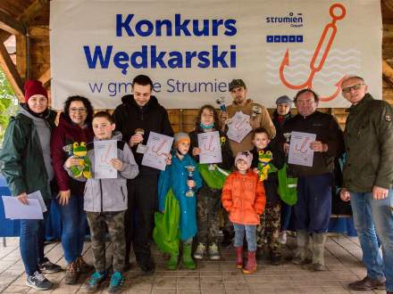 Grupowe zdjęcie osób nagrodzonych w XI Konkursie Wędkarskim