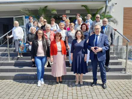 Członkowie Klubu Seniora z siedzibą w Strumieniu - zdjęcie grupowe