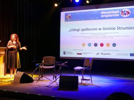Burmistrz Strumienia Anna Grygierek prezentuje założenia projektu "Usługi społeczne w gminie Strumień"