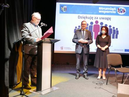 Odczytanie podziękowań dla Wiceministra Rodziny i Polityki Społecznej Stanisława Szweda